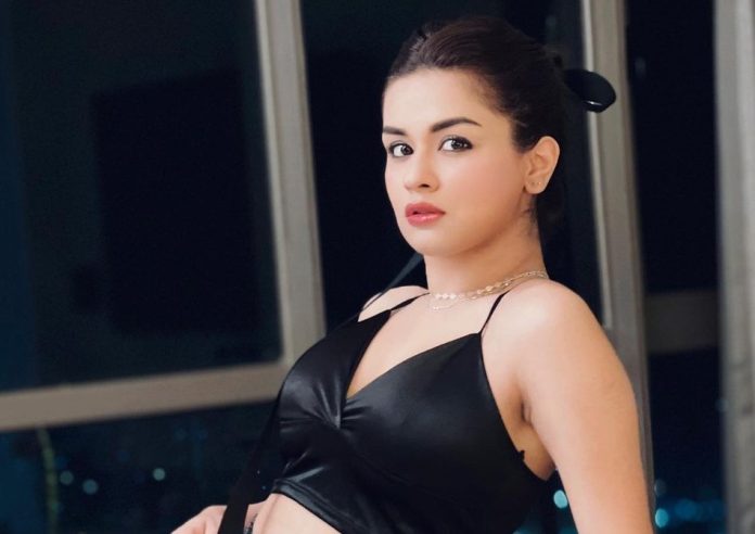 Avneet Kaur shared bold photos wearing black saree, fans went crazy after seeing her killer style