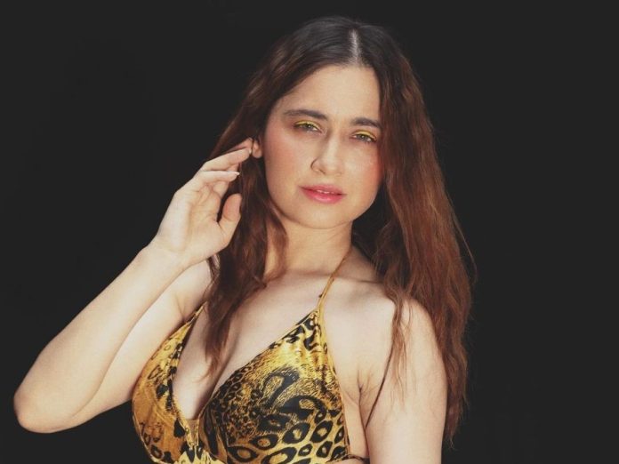 Sanjeeda Sheikh crossed all limits of bo*ldness, showed a very sizzling avatar in front cut bralette