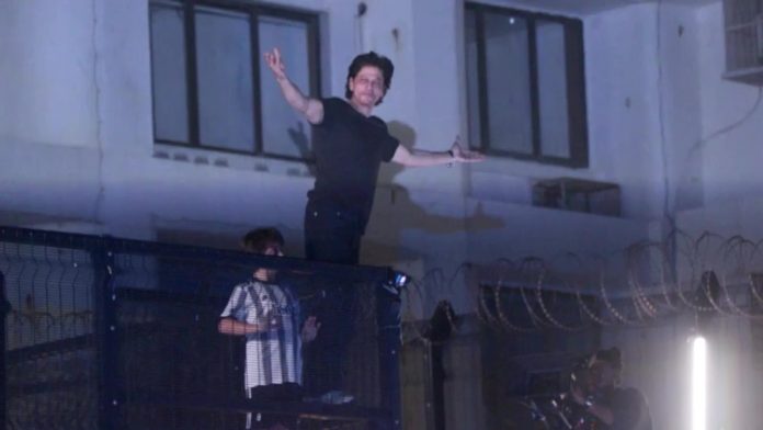 Shahrukh Khan : The story behind Shahrukh's signature pose, the scene of spreading arms was invented out of compulsion