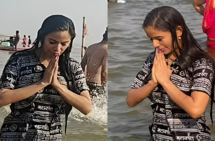 Poonam Pandey took a holy dip in Maha Kumbh, said- 'All sins...'