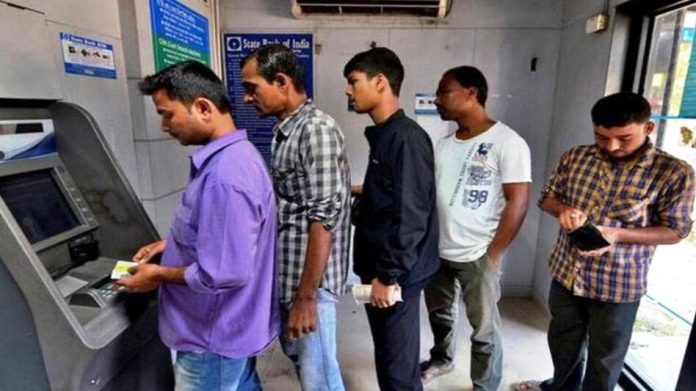 ATM Cash Withdrawal Fees! अब ATM से कैश निकालना होगा महंगा... इंटरचेंज फीस बढ़ाने की तैयारी में RBI